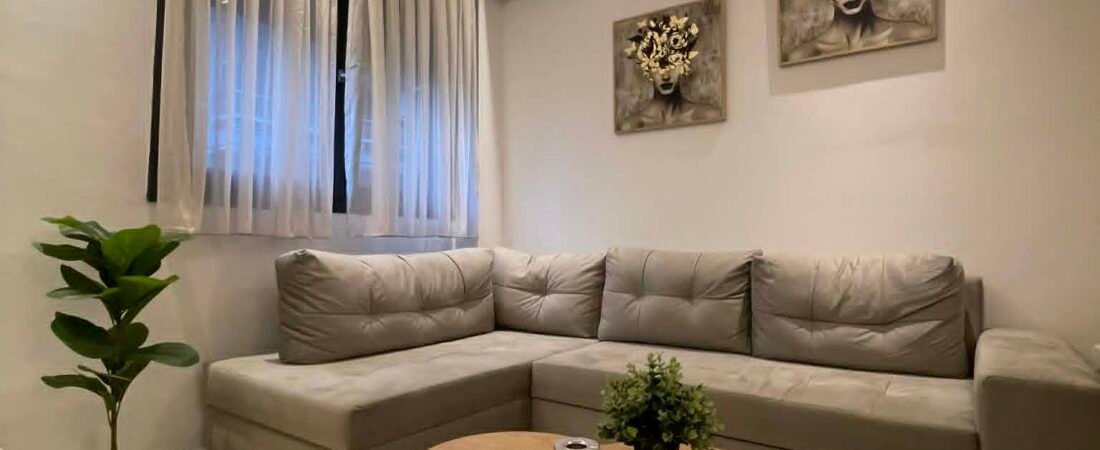 See how easily the sofa unfolds and becomes a bed.