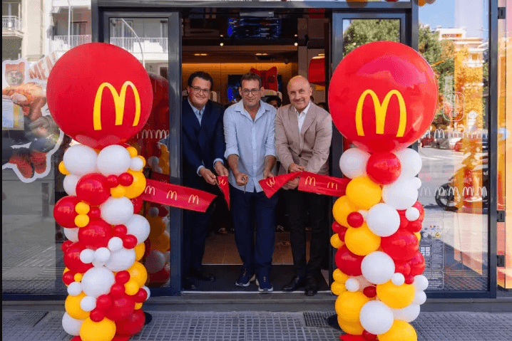 The official ribbon-cutting ceremony was performed by Vladimir Janevski, Managing Director of Premier Capital Hellas, Peter Hili, Chief Commercial Officer of Premier Capital, and Georgios Dimarelos, Deputy Mayor of the Protection of Common Areas and Municipal Police of the Municipality of Thessaloniki.
