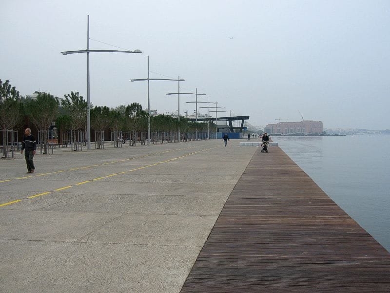 Waterfront promenade in Thessaloniki with a wooden boardwalk, bike lane, and modern streetlights